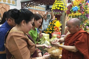 普明寺住持釋善心向善信贈送佛像墜飾項鏈。