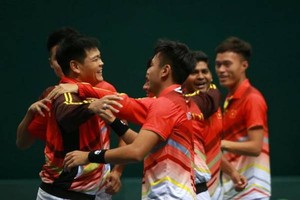 我國網球隊慶祝勝利。