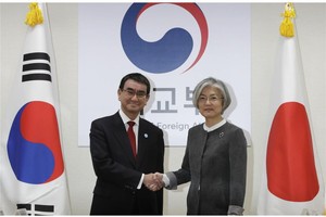 日本外務部長河野太郎（左）與南韓外交部長康京和。（圖源：AFP）