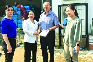 市委副書記阮氏蓉(左二)慰問高肇力總經理。