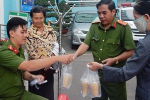 守德郡三富坊的公安戰士及幹部們每週兩次會熬粥拿到守德郡醫院去派送給病人及其家屬和窮人，並親自把熱粥送到行動不便的病人手上。