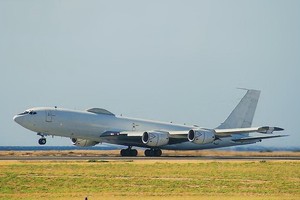 E-6通信中繼機。