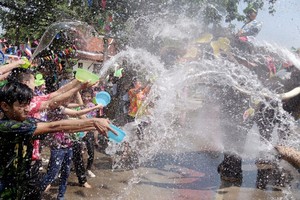 泰國新年又稱宋干節，節日活動包括沐浴淨身，人們互相潑水祝福。（圖源：路透社）