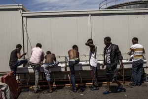 在意大利西西里一個接待中心的索馬里和厄立特里亞難民。他們在從利比亞乘船前往歐洲途中被西班牙海岸警衛隊救起。（圖源：聯合國難民署）