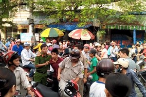 飆車搶劫的歹徒(紅衣)被抓獲引起眾人看熱鬧，導致交通堵塞。（示意圖源：互聯網）