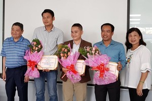 杭慰瑤主席(左一)送花祝賀新會員。