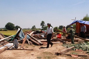 據初步統計顯示，迄今，有上百房屋的屋頂被掀翻、2間房子完全坍塌、廣播電台的1廣播發射塔攔腰折斷；上十公頃已到收穫季節的夏秋造水稻倒伏。（圖源：VOV）