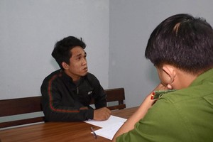 被逮捕並押送至公安派出所的犯罪嫌疑人鄧文道。（圖源：阮秀）