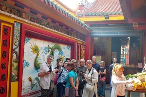 國際遊客在本市參觀溫陵會館(觀音廟)。