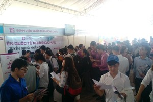 芹苴醫藥大學舉辦的2018年第二次就業盛會吸引了2300多名應屆醫科大學生。