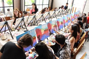 許多青年參加繪畫班。