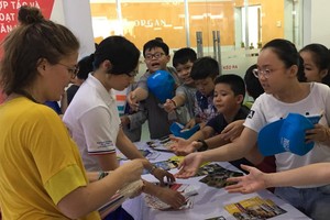 組委會向參加越法文化週的少兒贈送禮物。