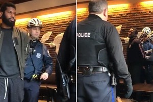 美國連鎖咖啡店星巴克在費城的一間分店，日前捲入種族歧視爭議，兩名黑人男子在店內等候友人期間，由於沒有點餐，店員要求他們離開並報警。警方到場後，以擅自闖入罪名拘捕兩人，其後釋放他們。（圖源：互聯網）