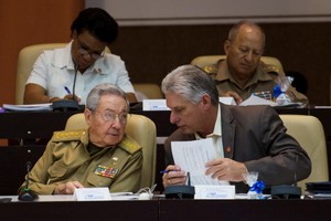 勞爾·卡斯特羅（前左）與米格爾·迪亞斯-卡內爾（前右）交談。（圖源：路透社）