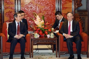 中華人民共和國國家副主席王岐山(右)17日上午在北京中南海親切接見越南中央經濟部長阮文平。(圖源：越通社)