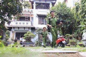 兩名穿著公安制服的幹部與一名人民檢察院代表已坐上停在門口等候編號80B-4887的藍牌汽車離開。（圖源：Vnexpress）