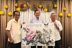 （左起）書畫家李松年、吳廣沛和 黃獻平合繪的畫作。