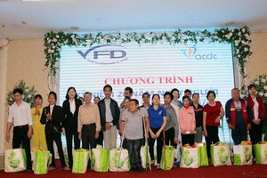 越南各殘疾人士組織聯合會代表向殘疾人士頒發禮物。（圖源：VOV）