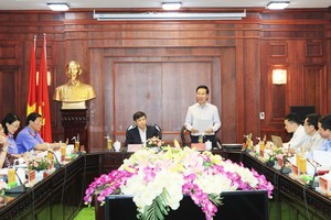 武文賞同志(中右)在會上發表講話。（圖源：銀河）