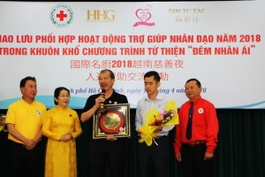 國際名廚林鎮國代表接受市領導贈送紀念品。