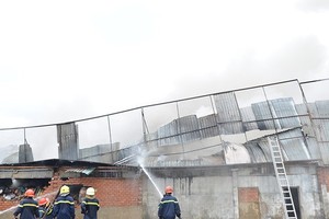 消防隊聞訊後趕抵現場奮勇滅火，同時控制火勢蔓延至附近區域。（圖源：H.Tâm）