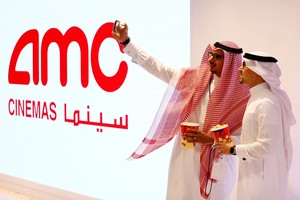 沙特民眾在影院門口自拍。（圖源：路透社）