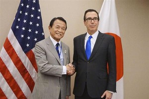 財政部長麻生太郎（20日）在華盛頓與美國財長姆努欽會談。（圖源：共同社）