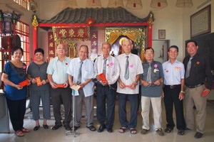 畢氏宗祠理事長畢景焯(右一)向長者贈送敬老利是。