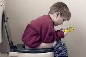 上廁所玩手機從頭傷到腳。（示意圖源：互聯網）