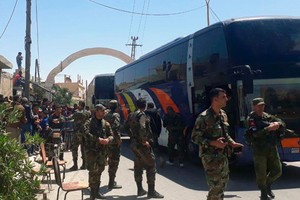 敘政府軍疏散大馬士革市郊的反抗軍及其家屬。（圖源：AP）