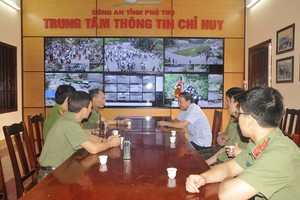 公安部副部長黎貴王上將昨(22)日前往檢查、動員正在雄王廟歷史遺跡區執行確保秩序治安任務的公安力量、幹部及戰士。（圖源：阮鐘）