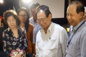 李玉明總經理（右）向來訪團介紹產品。