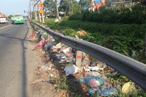 在守德郡鈴中坊沿著１號國道到與１２號路交界一段相當長的路段上，沿途路邊都堆滿垃圾。