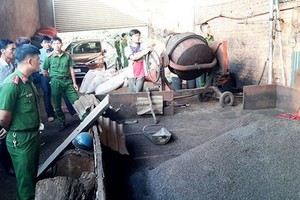 公安機關已扣押阮氏清鸞的農產品收購單位賣給某家企業的3噸使用咖啡殼摻雜泥土和“鷹”牌乾電池黑色粉末的商品。（圖源：原平）