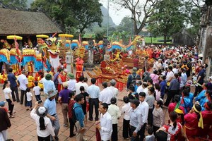 眾多遊客前來華閭縣長安鄉華閭古都歷史文化遺跡區參與大瞿越國建國 1050 週年紀念和華閭盛會。（圖源：寧德方）