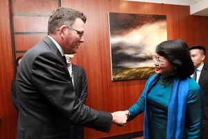 國家副主席鄧氏玉盛和維多利亞州州長丹尼爾‧邁克爾‧安德魯握手。（圖源：VOV）