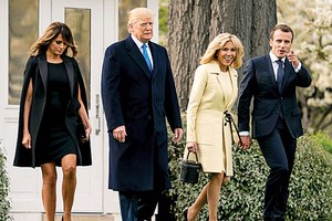 特朗普夫婦（左一及二）陪同馬克龍夫婦參觀白宮。（圖源：互聯網）