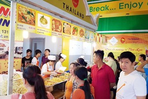 泰國美食攤吸引許多消費者光顧。