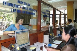 民眾在辦理稅務手續。（圖源：河內市稅務局）