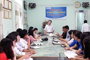 資深新聞工作者玉珍在課堂上指引在寫作與實際作業過程中的多種技能。（圖源：清桐）