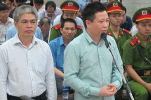 出庭受審的2名被告人何文琛(左二)和阮春山。