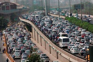 印度首都新德里和衛星城古爾岡之間的高速公路堵車景象。（圖源：互聯網）