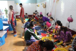 警方當場人贓並獲范友平與阮玉翠僱人把原料蝦注入明膠的行徑。（圖源：勞動者報）