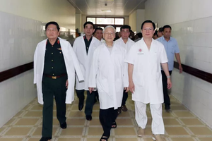 阮富仲總書記(前中)前往108中央軍隊醫院，看望剛榮獲80年黨齡紀念章的原總書記杜梅與原國家主席黎德英並予以祝賀。（圖源：智勇）