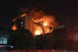 整幢工廠陷入火海。（圖源：中時電子報）