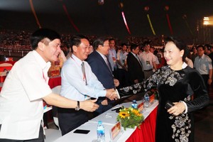 國會主席阮氏金銀親切問候各位代表。（圖源：仲德）