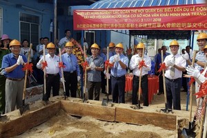 本市各華人會館代表參加該校重建動土典禮。