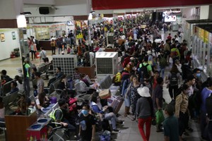 眾多乘客在市東區車站爭先恐後購買車票。（圖源：雪梅）