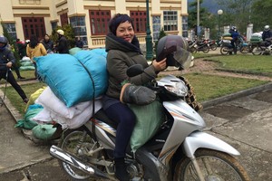 一趟以機車載慈善物品送溫暖的蔡垂玲。（圖源：NVCC）