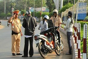 交警正在執行任務。